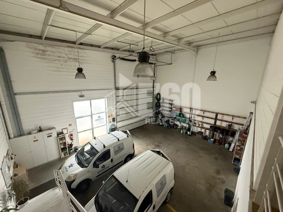 Armazém para Arrendamento em Vilar e Mosteiró Foto 1