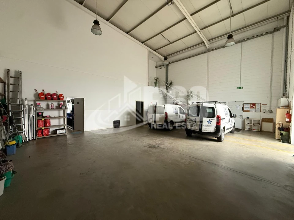 Armazém para Arrendamento em Vilar e Mosteiró Foto 4