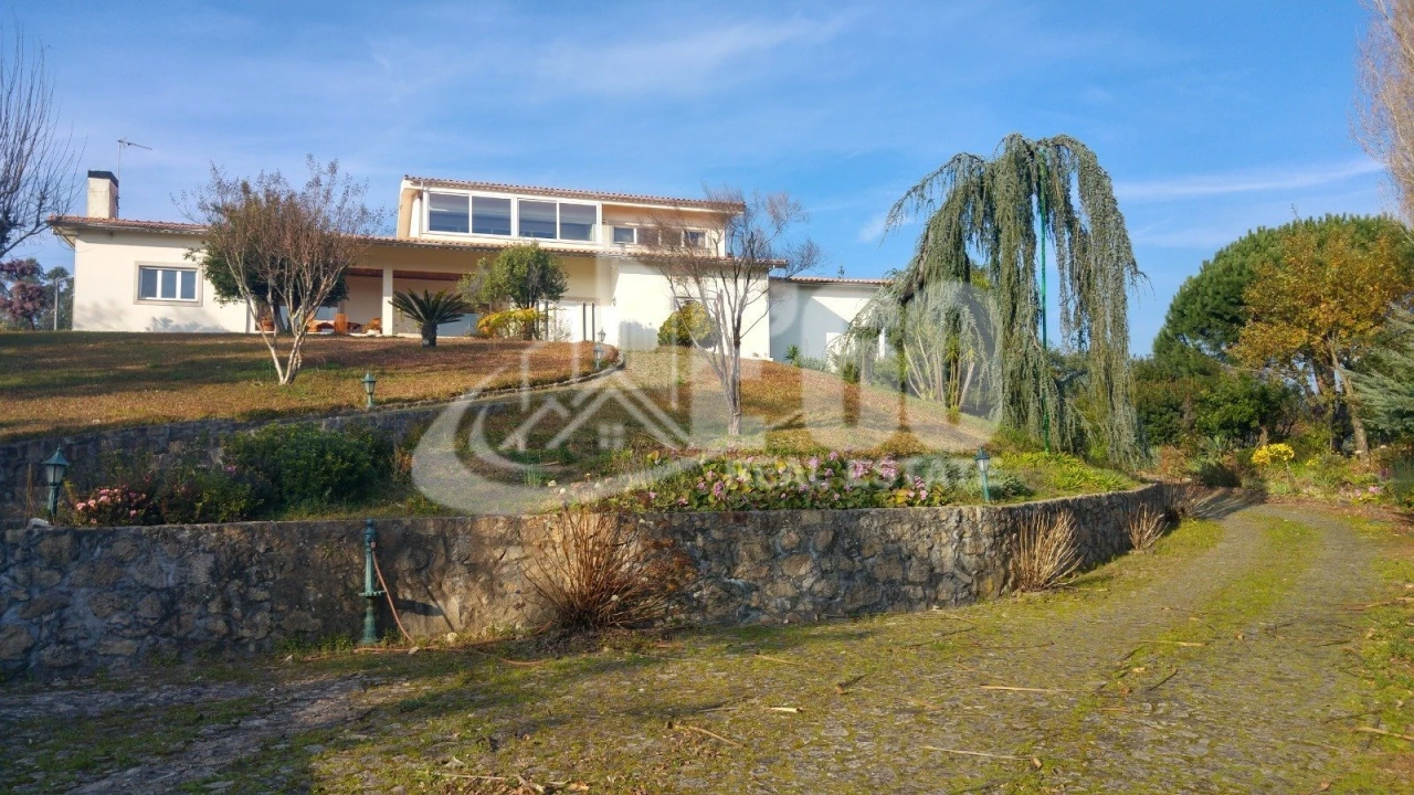 Moradia T4 para Venda em Ossela Foto 1