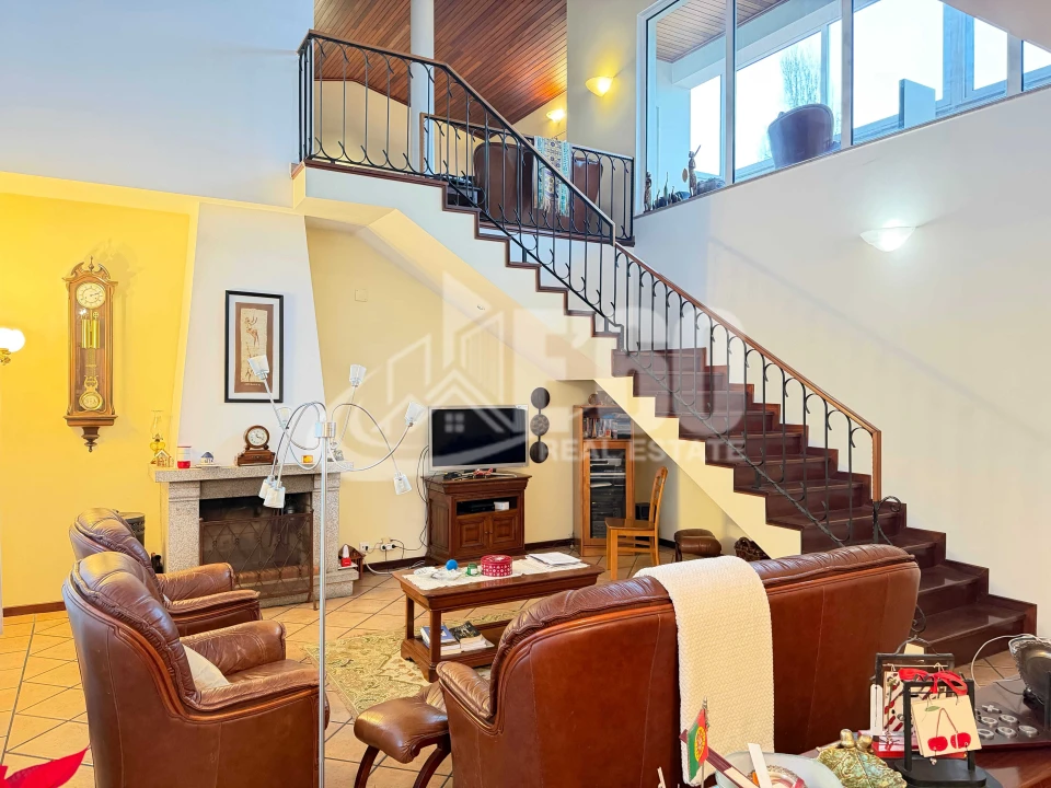 Moradia T4 para Venda em Ossela Foto 3