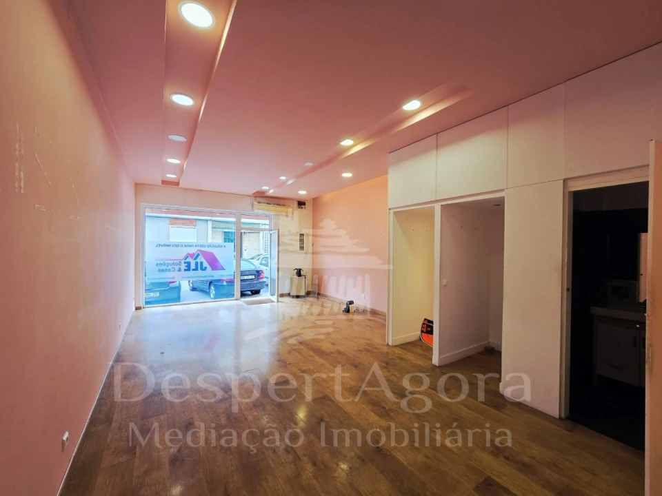 Loja para Arrendamento em São João Baptista Foto 2