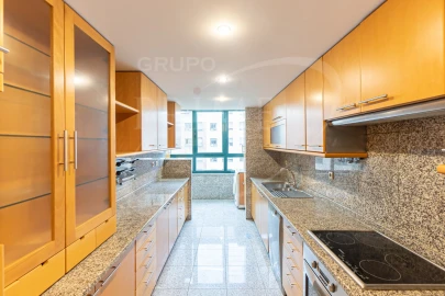 Apartamento T3 para Arrendamento em Aldoar, Foz do Douro e Nevogilde