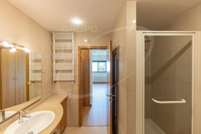 Apartamento T3 para Arrendamento em Aldoar, Foz do Douro e Nevogilde