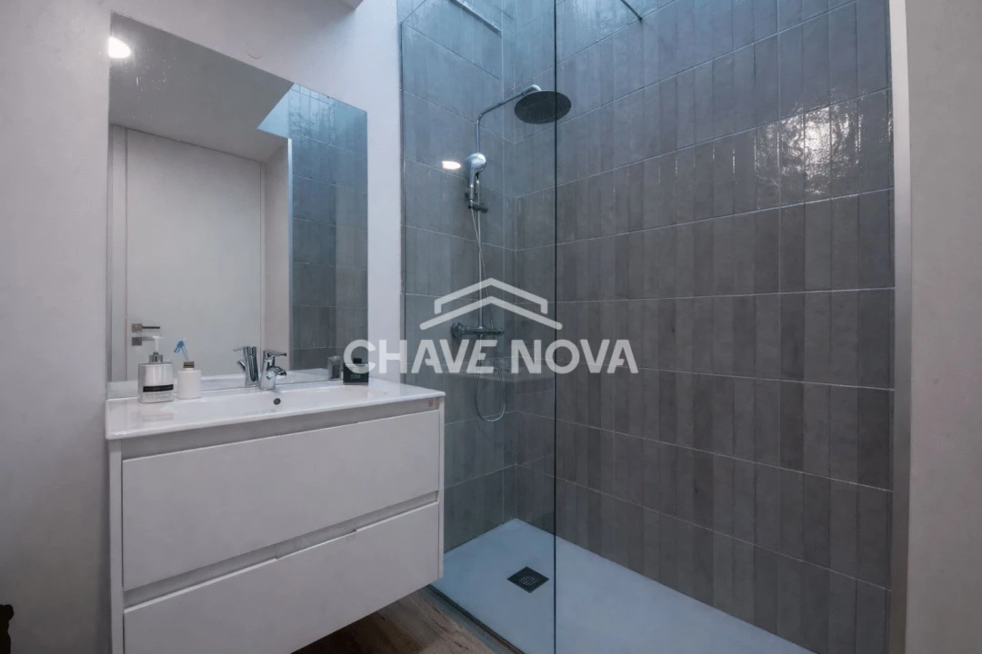 Moradia T4 para Venda em Milheiros Foto 13