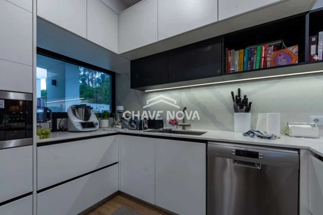 Moradia T4 para Venda em Milheiros Foto 18