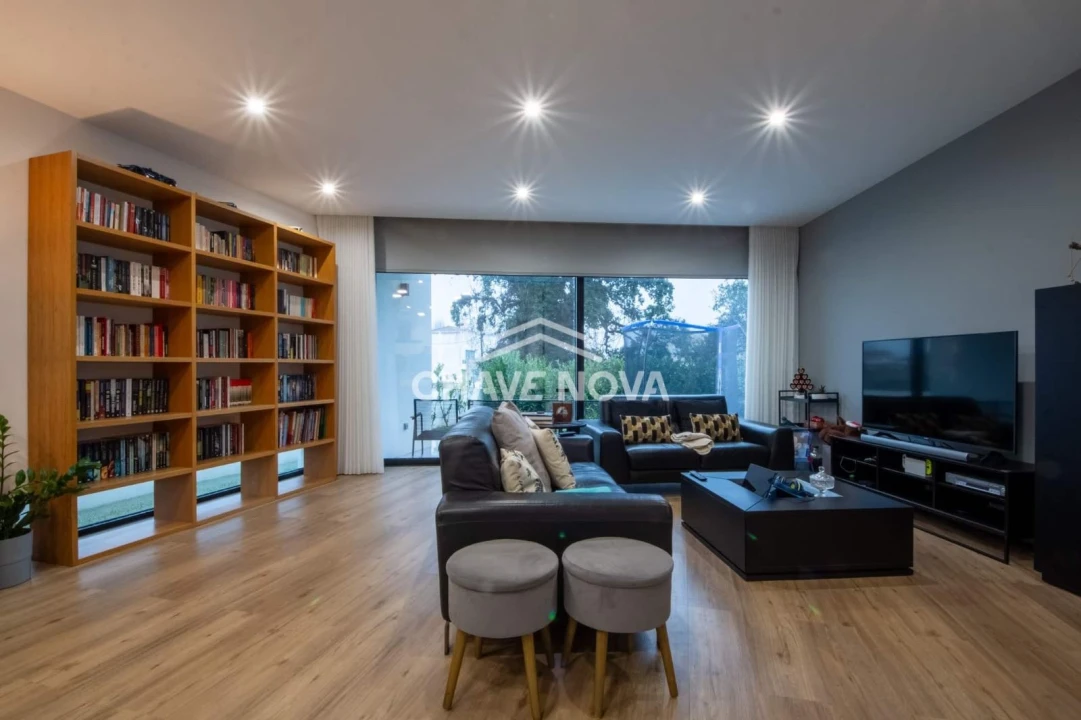 Moradia T4 para Venda em Milheiros Foto 20