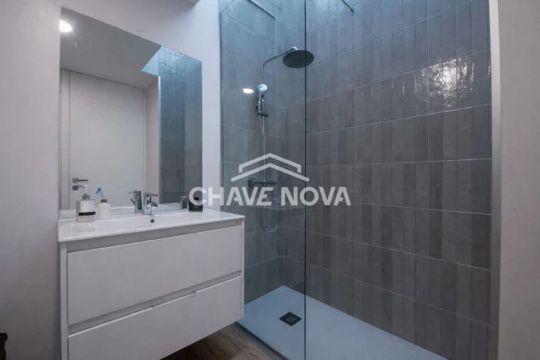 Moradia T4 para Venda em Milheiros Foto 13