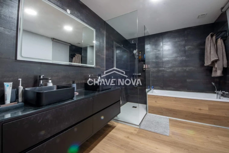 Moradia T4 para Venda em Milheiros Foto 23