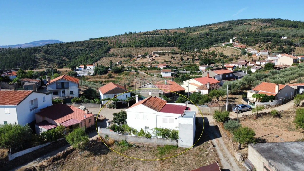 Moradia T4 para Venda em Ferradosa e Sendim da Serra Foto 5