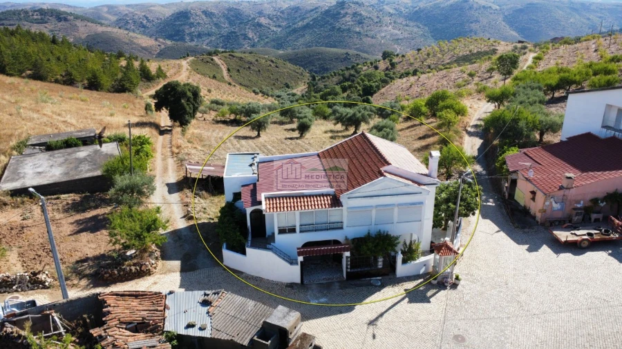 Moradia T4 para Venda em Ferradosa e Sendim da Serra Foto 4