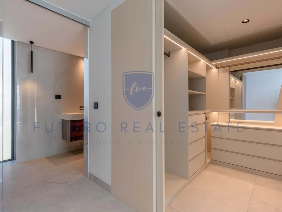 Moradia T4 para Venda em Funchal (Santa Maria Maior) Foto 30