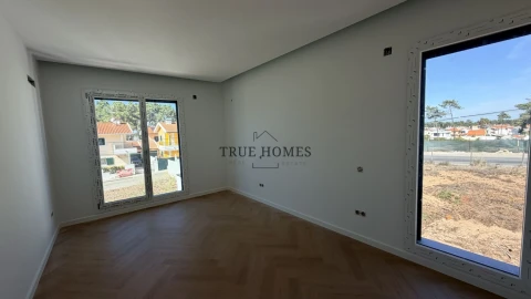 Moradia T4 para Venda em Charneca de Caparica e Sobreda