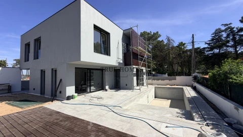 Moradia T4 para Venda em Charneca de Caparica e Sobreda