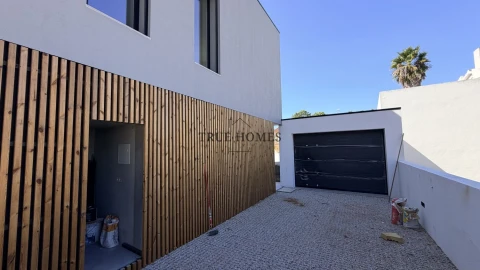 Moradia T4 para Venda em Charneca de Caparica e Sobreda