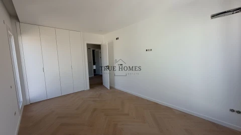 Moradia T4 para Venda em Charneca de Caparica e Sobreda