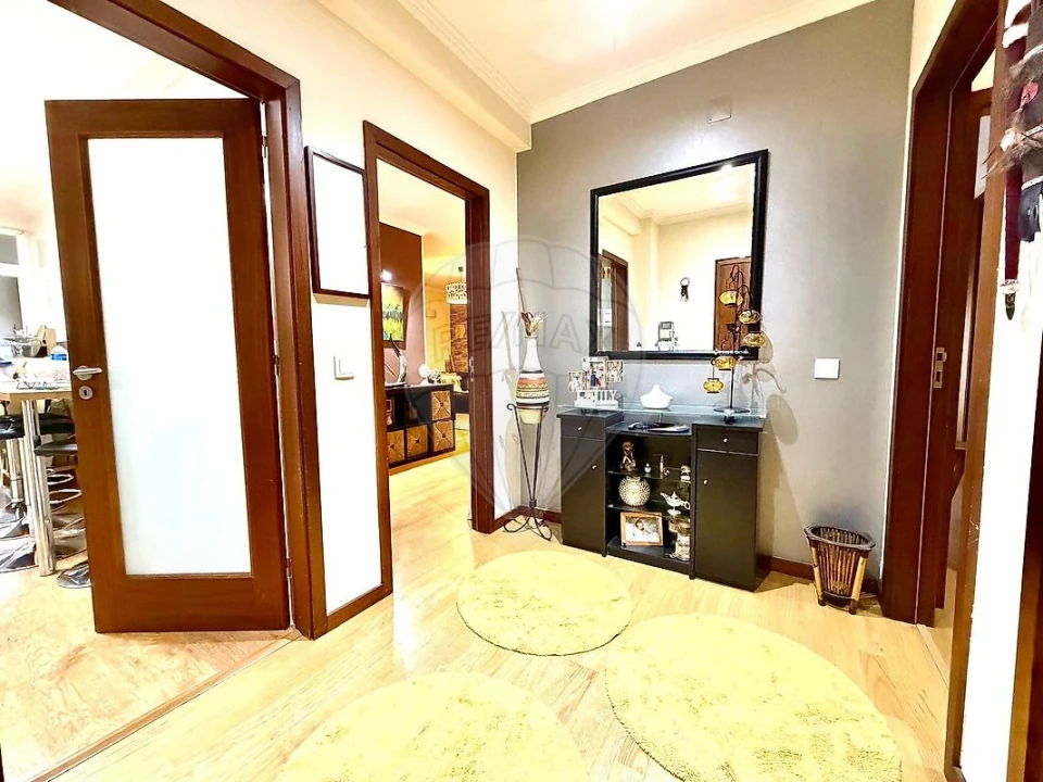 Apartamento T4 para Venda em Vilar de Andorinho Foto 5