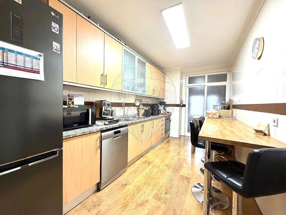 Apartamento T4 para Venda em Vilar de Andorinho Foto 9