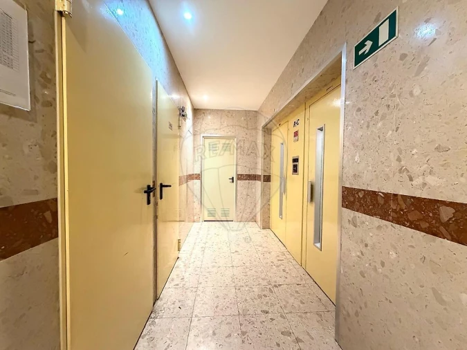 Apartamento T4 para Venda em Vilar de Andorinho Foto 4