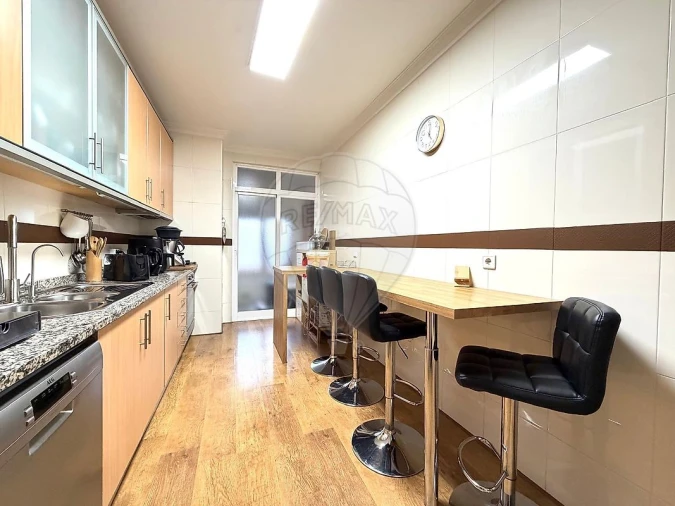 Apartamento T4 para Venda em Vilar de Andorinho Foto 10