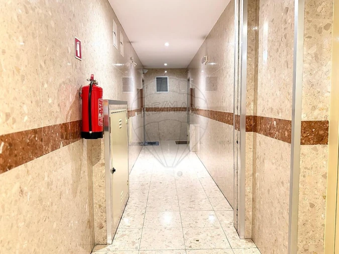 Apartamento T4 para Venda em Vilar de Andorinho Foto 3