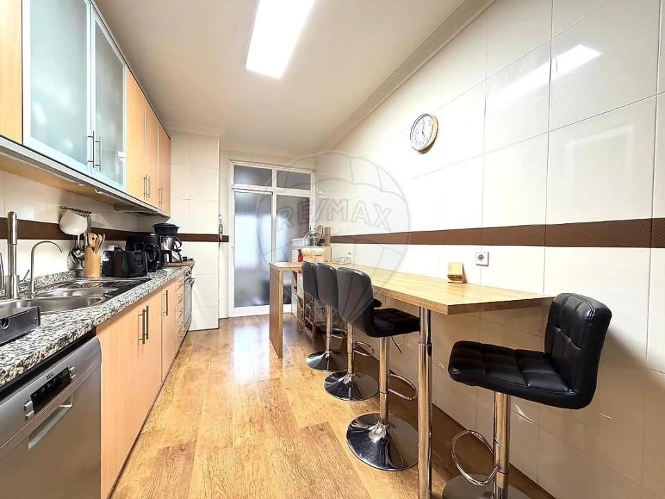 Apartamento T4 para Venda em Vilar de Andorinho Foto 10