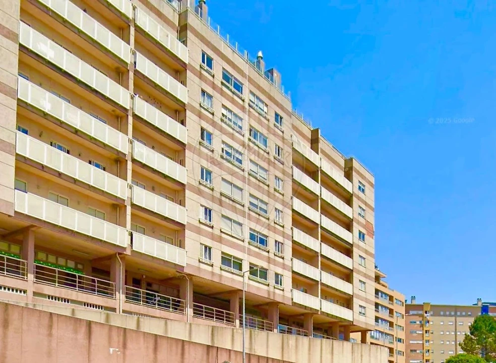 Apartamento T4 para Venda em Vilar de Andorinho Foto 1