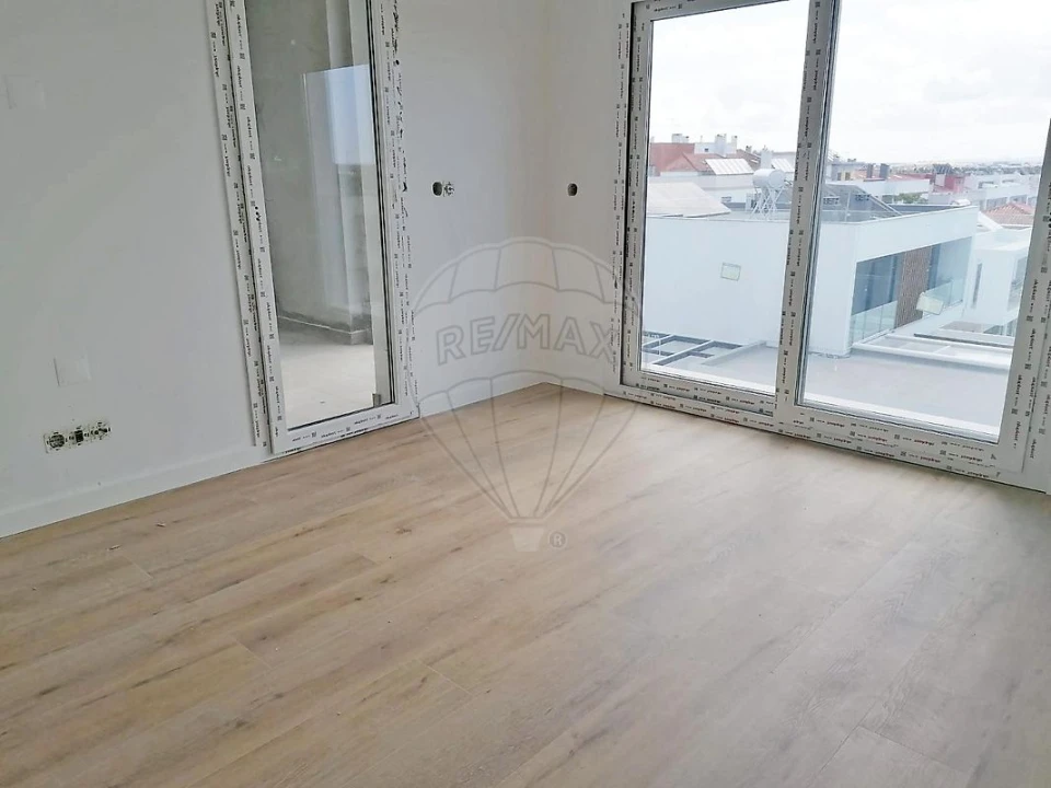 Moradia T5 para Venda em Corroios Foto 9