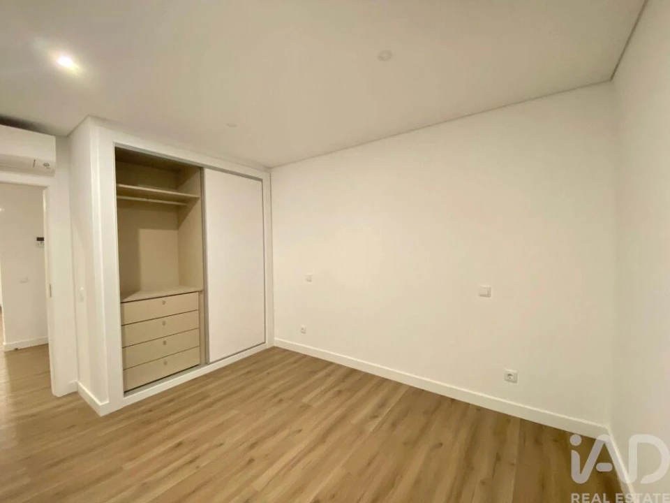 Apartamento T2 para Venda em Quelfes Foto 14