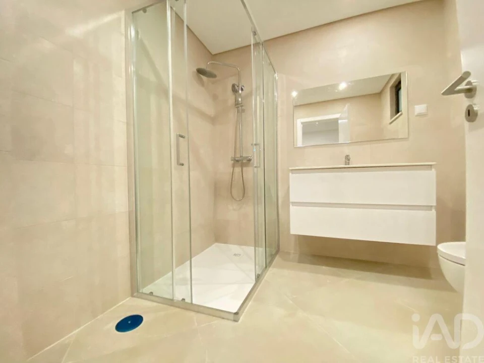 Apartamento T2 para Venda em Quelfes Foto 8