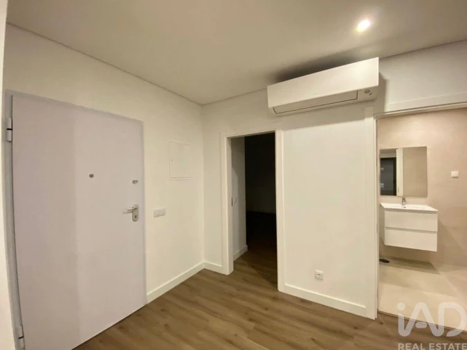 Apartamento T2 para Venda em Quelfes Foto 6