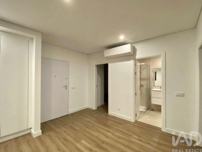 Apartamento T2 para Venda em Quelfes Foto 16