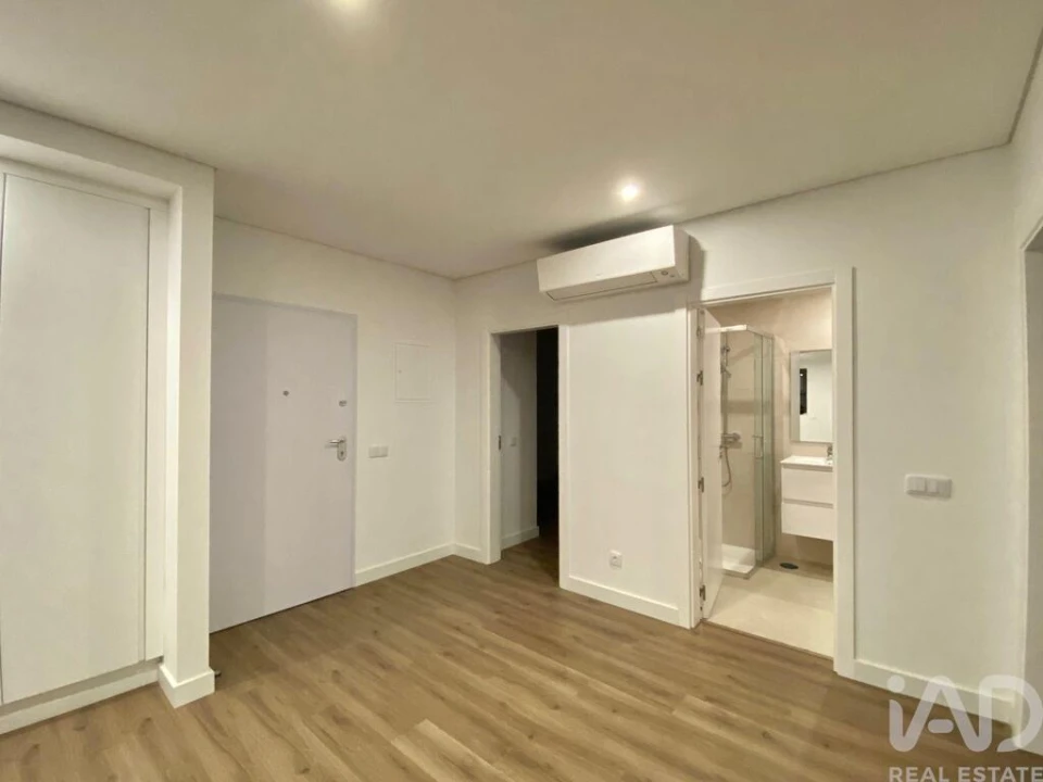 Apartamento T2 para Venda em Quelfes Foto 16