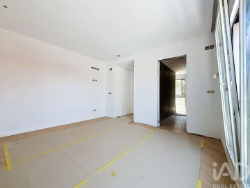 Moradia T4 para Venda em Charneca de Caparica e Sobreda