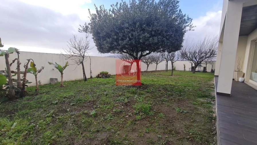 Moradia T3 para Venda em Lijo Foto 6