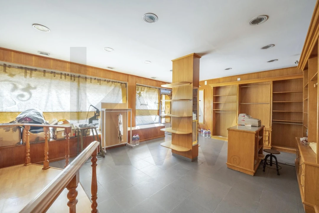 Loja para Venda em Almada, Cova da Piedade, Pragal e Cacilhas Foto 1