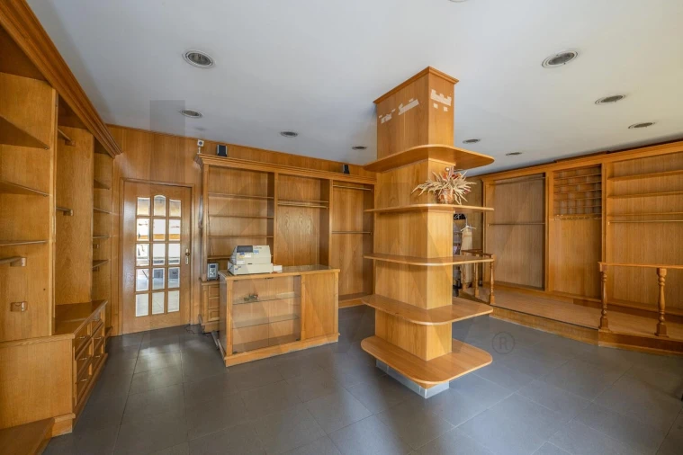 Loja para Venda em Almada, Cova da Piedade, Pragal e Cacilhas Foto 2