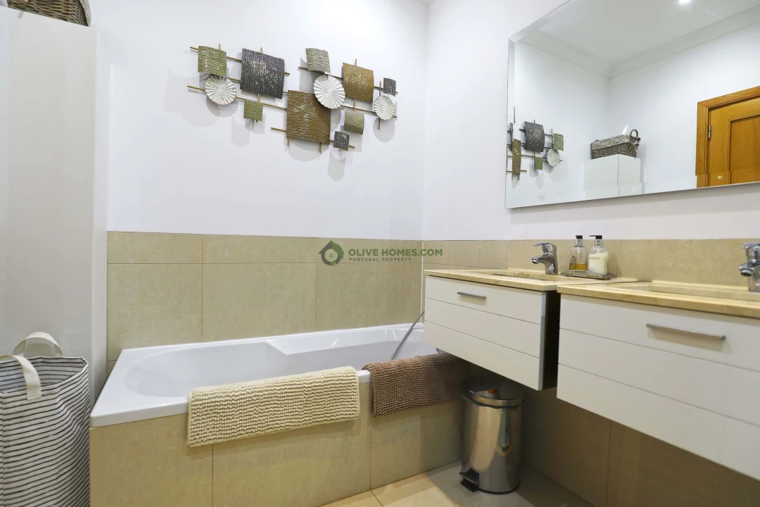 Moradia T4 para Venda em Quarteira Foto 38