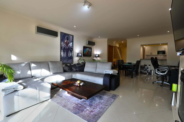 Moradia T4 para Venda em Quarteira Foto 19