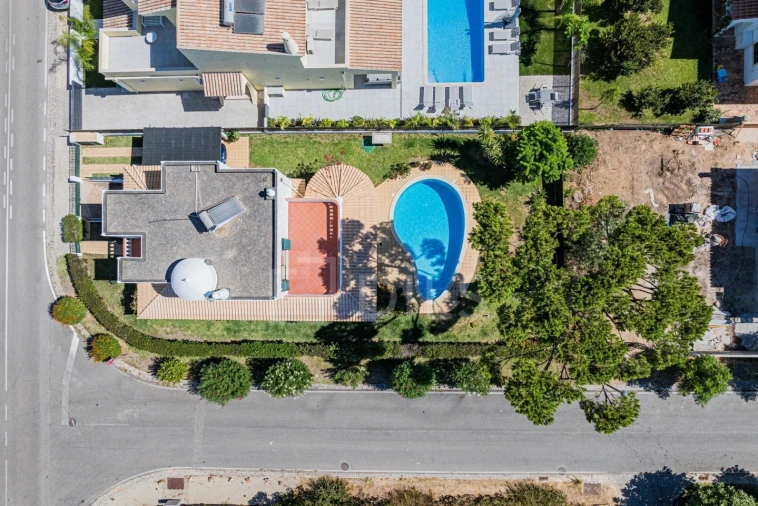 Moradia T4 para Venda em Quarteira Foto 3