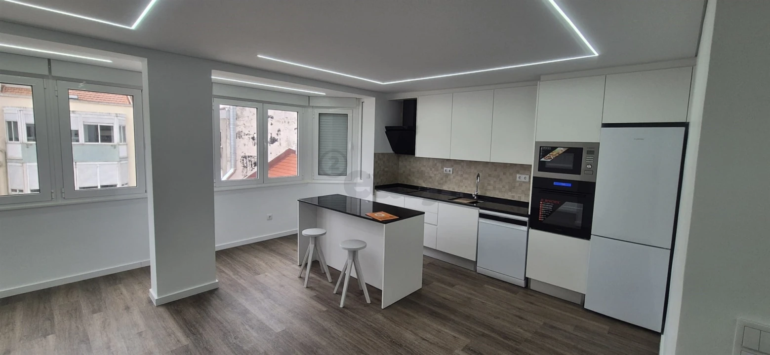 Apartamento T2 para Venda em Póvoa de Santo Adrião e Olival Basto Foto 1