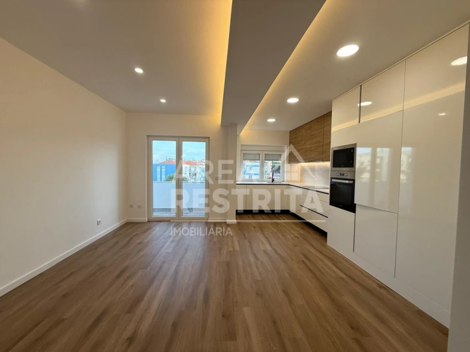 Apartamento T3 para Venda em Laranjeiro e Feijó Foto 1