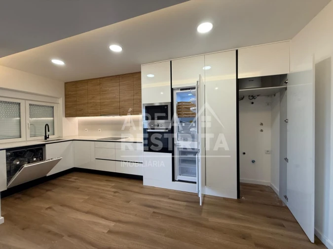 Apartamento T3 para Venda em Laranjeiro e Feijó Foto 2