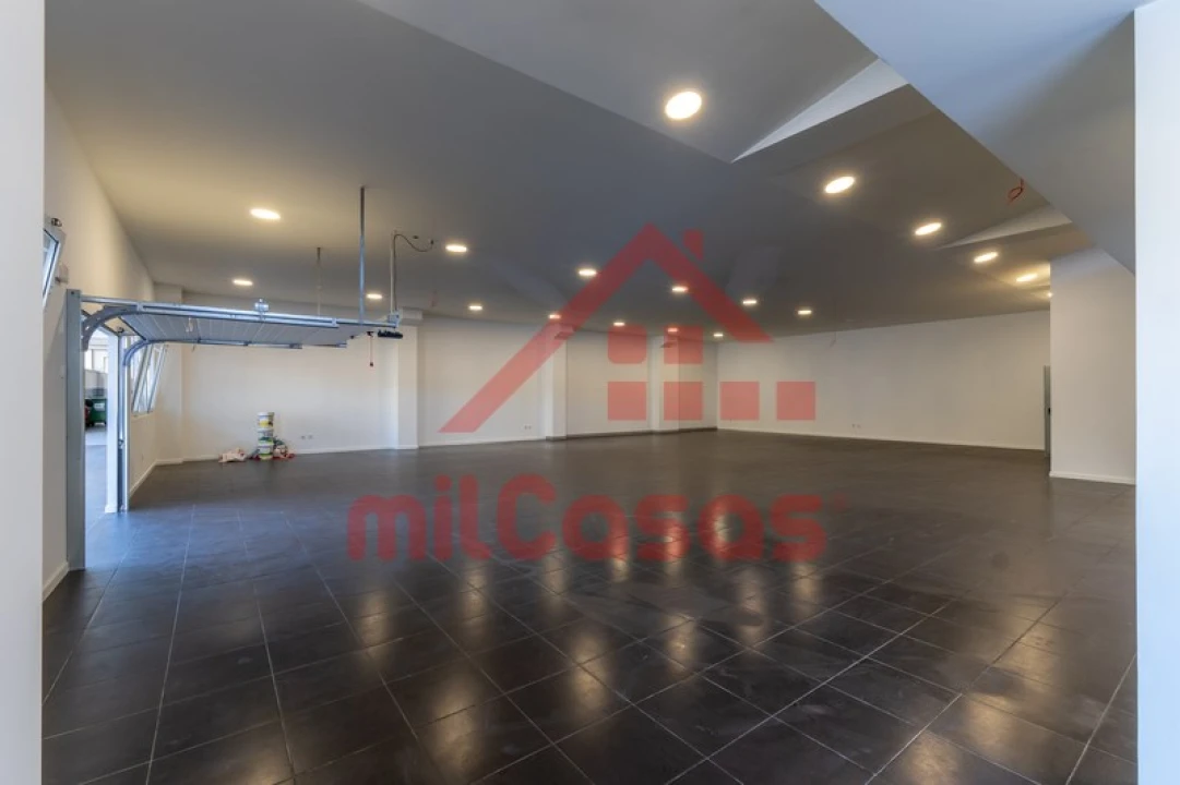 Armazém para Arrendamento em Santa Maria, São Pedro e Matacães Foto 1