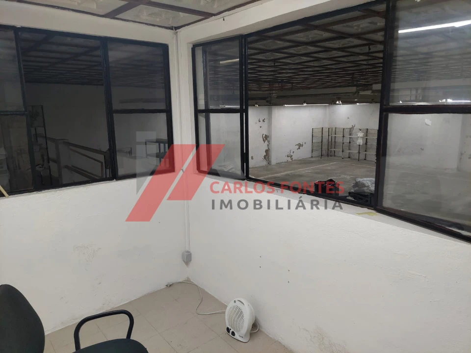Armazém para Arrendamento em Cruz Foto 1