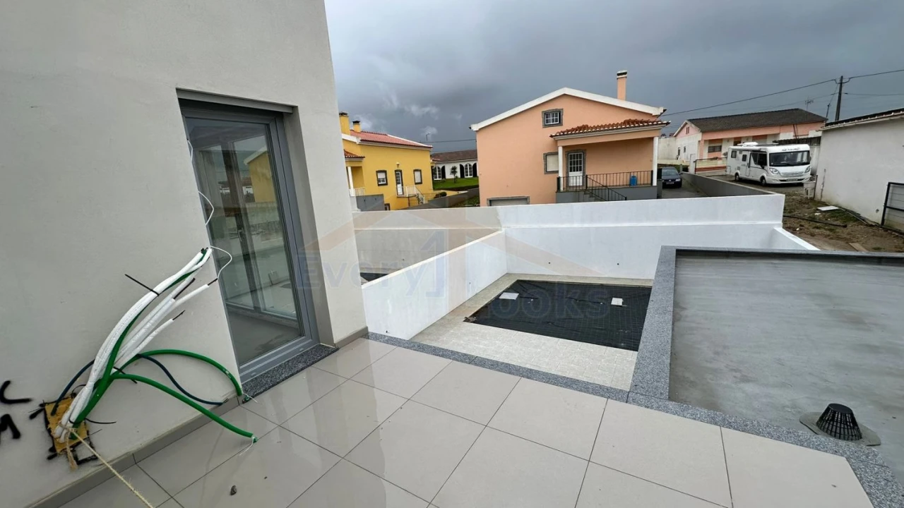 Moradia T4 para Venda em Atouguia da Baleia Foto 19