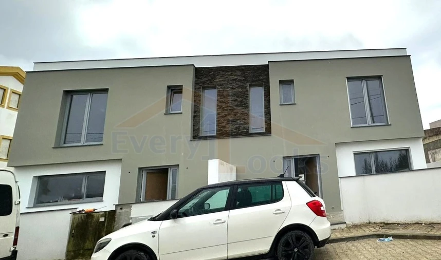 Moradia T4 para Venda em Atouguia da Baleia Foto 1