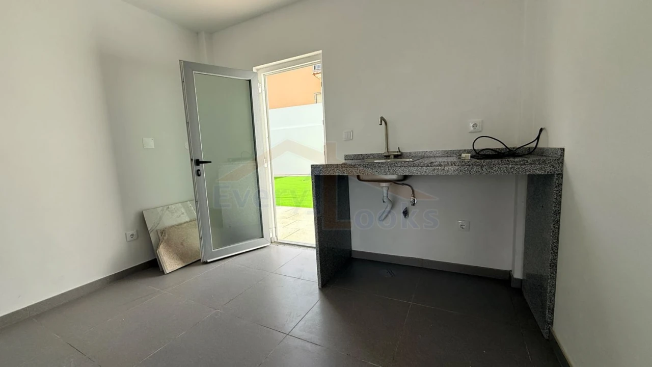Moradia T4 para Venda em Atouguia da Baleia Foto 52