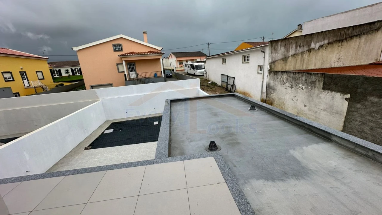 Moradia T4 para Venda em Atouguia da Baleia Foto 18