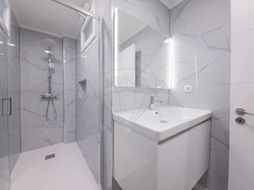 Apartamento T2 para Venda em Oeiras e São Julião da Barra, Paço de Arcos e Caxias