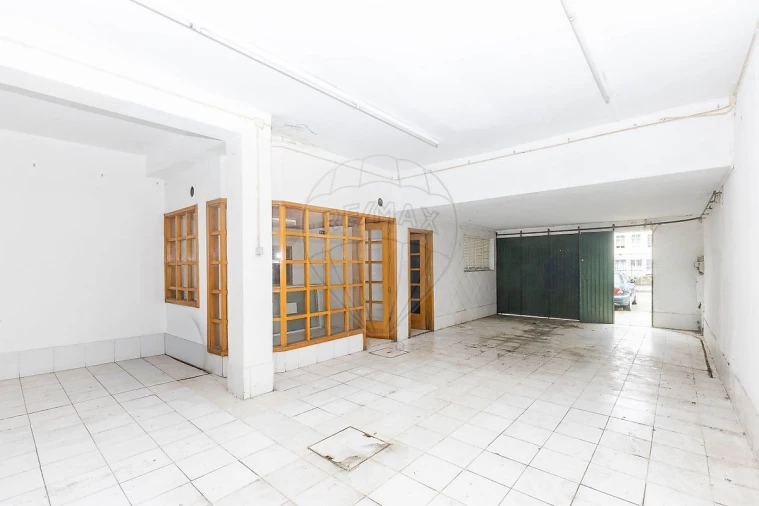 Garagem para Arrendamento em Campanhã Foto 1